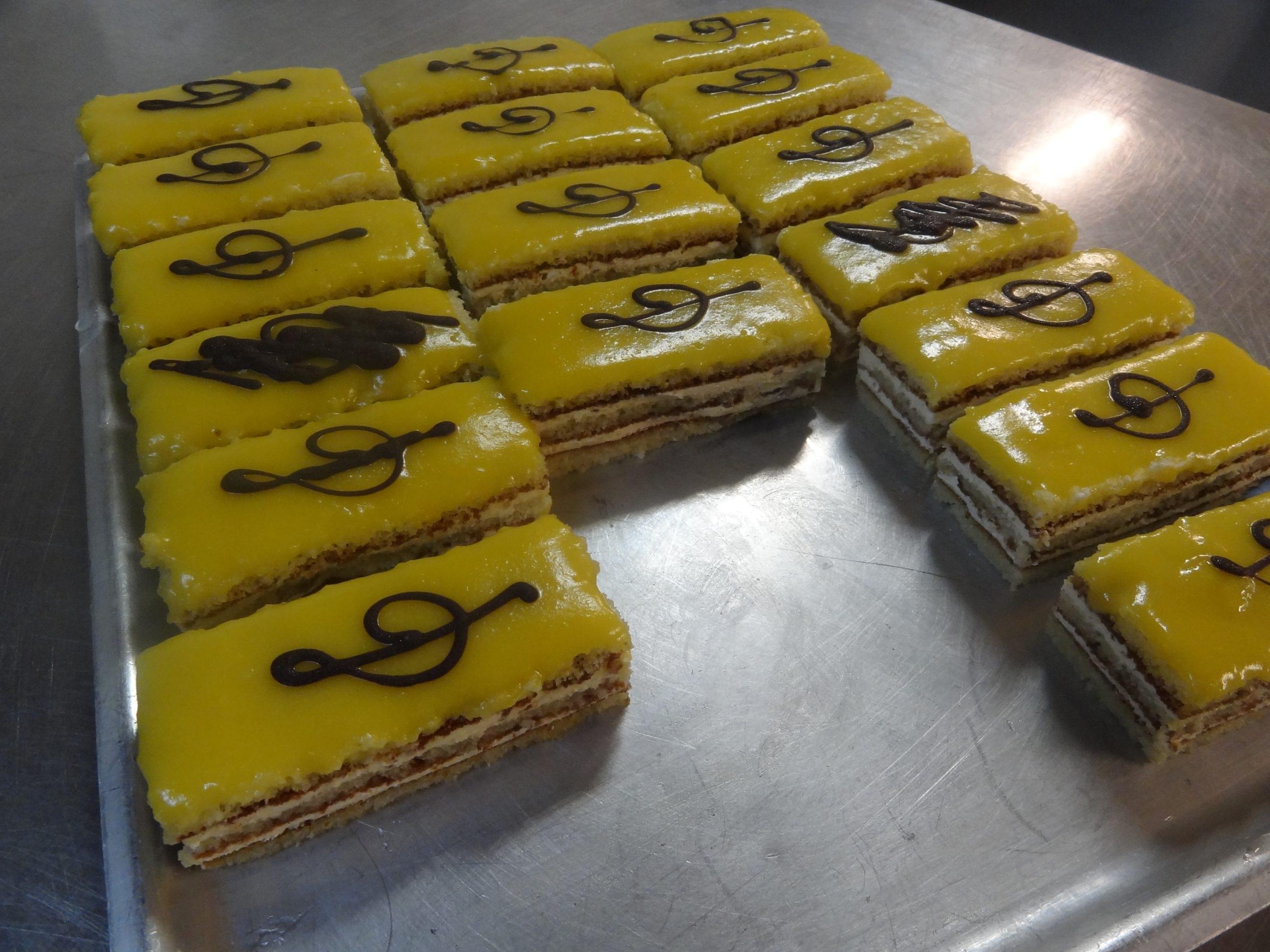 PASTEL DE BIZCOCHO Y YEMA