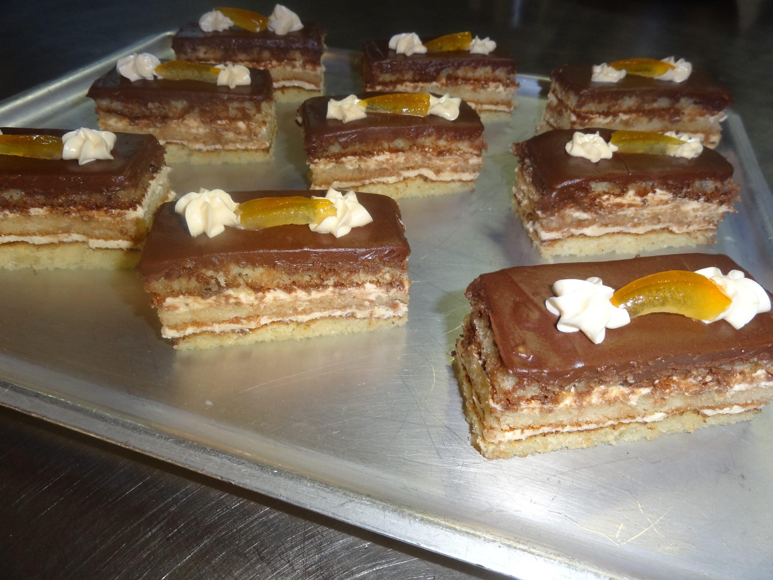 PASTEL DE BIZCOCHO, MANTEQUILLA Y CHOCOLATE